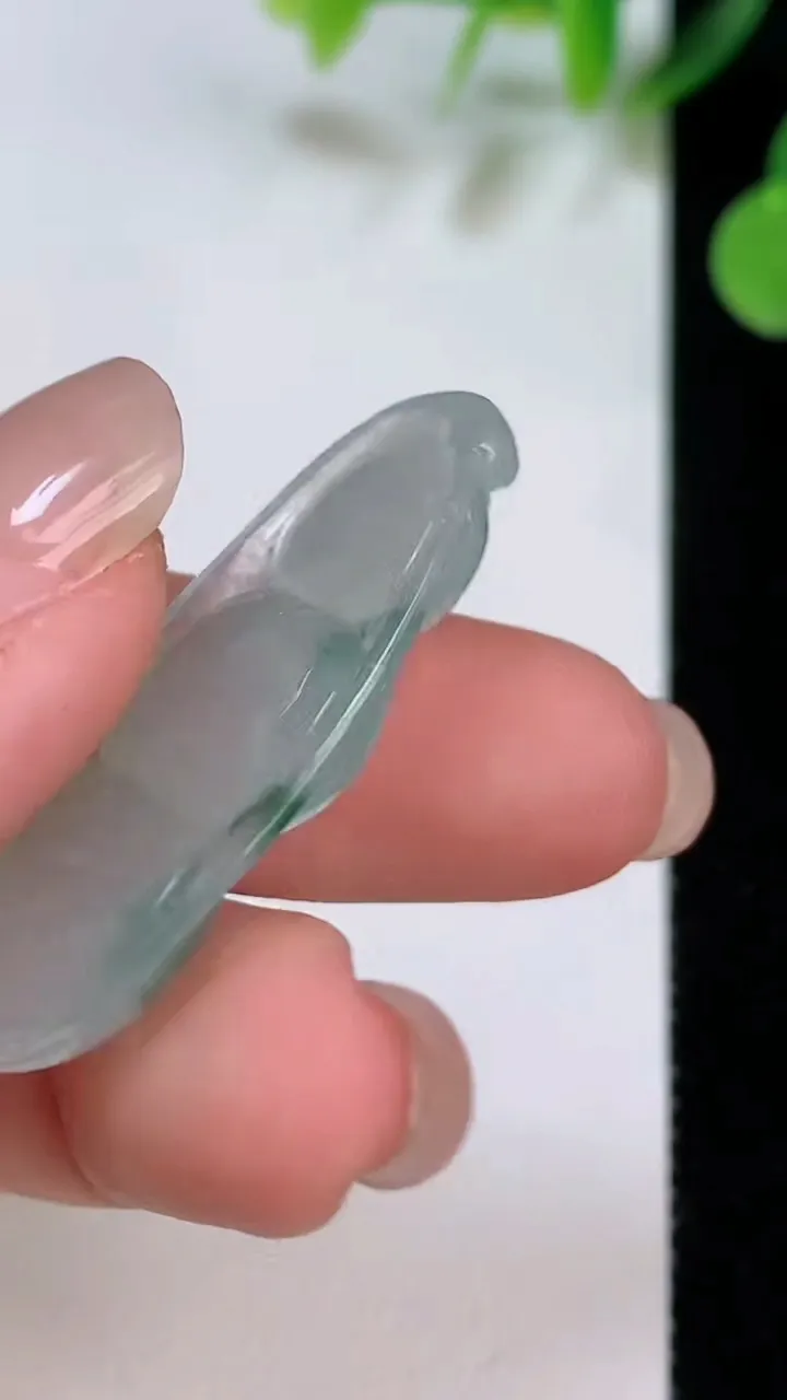 天然A货翡翠福豆吊坠，尺寸38.2-15.5-6，重量:6.65g
8月5日