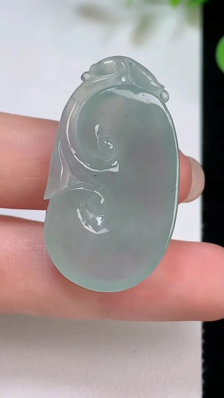 天然A货翡翠如意吊坠，尺寸37-20.3-7，重量:10.37g
8月5日