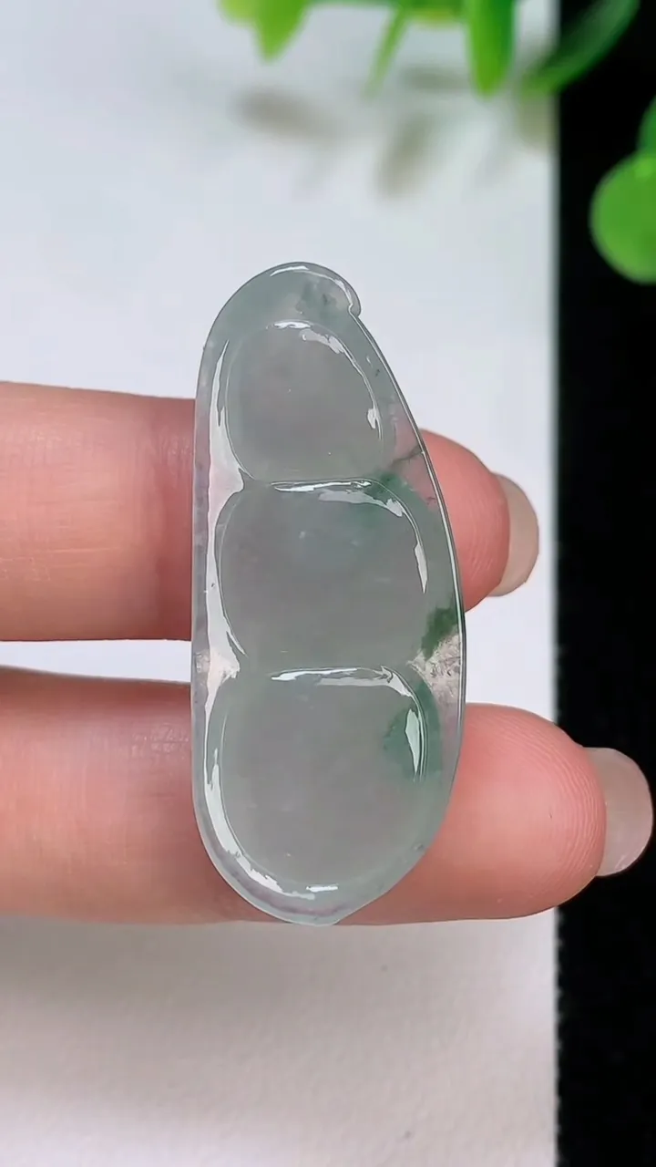 天然A货翡翠福豆吊坠，尺寸38.2-15.5-6，重量:6.65g
8月5日
