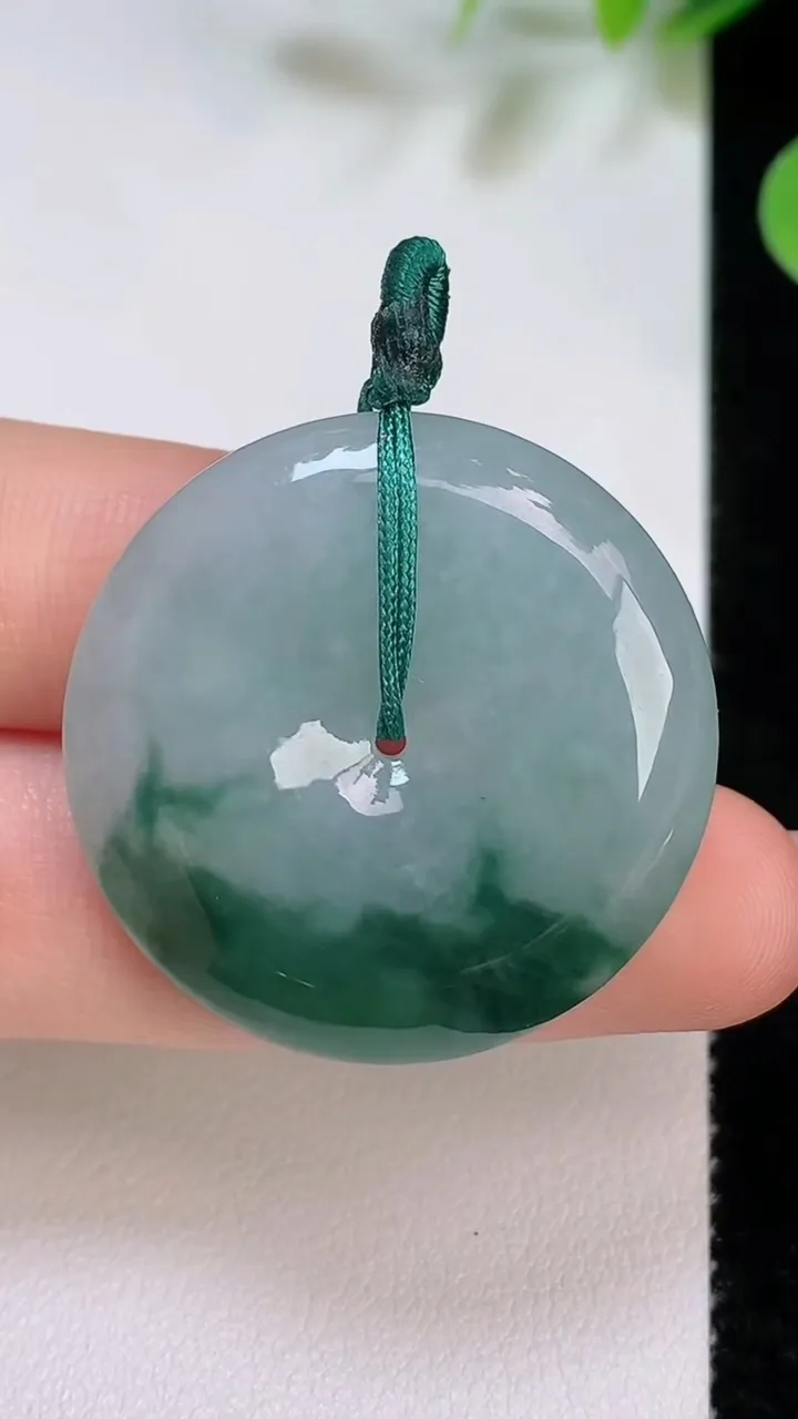天然A货翡翠飘花平安扣吊坠，尺寸31.3-6，重量:12.52g
8月5日