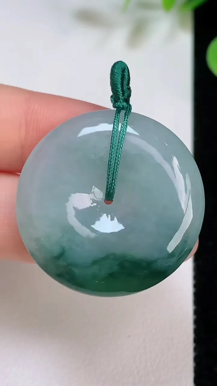 天然A货翡翠飘花平安扣吊坠，尺寸31.3-6，重量:12.52g
8月5日