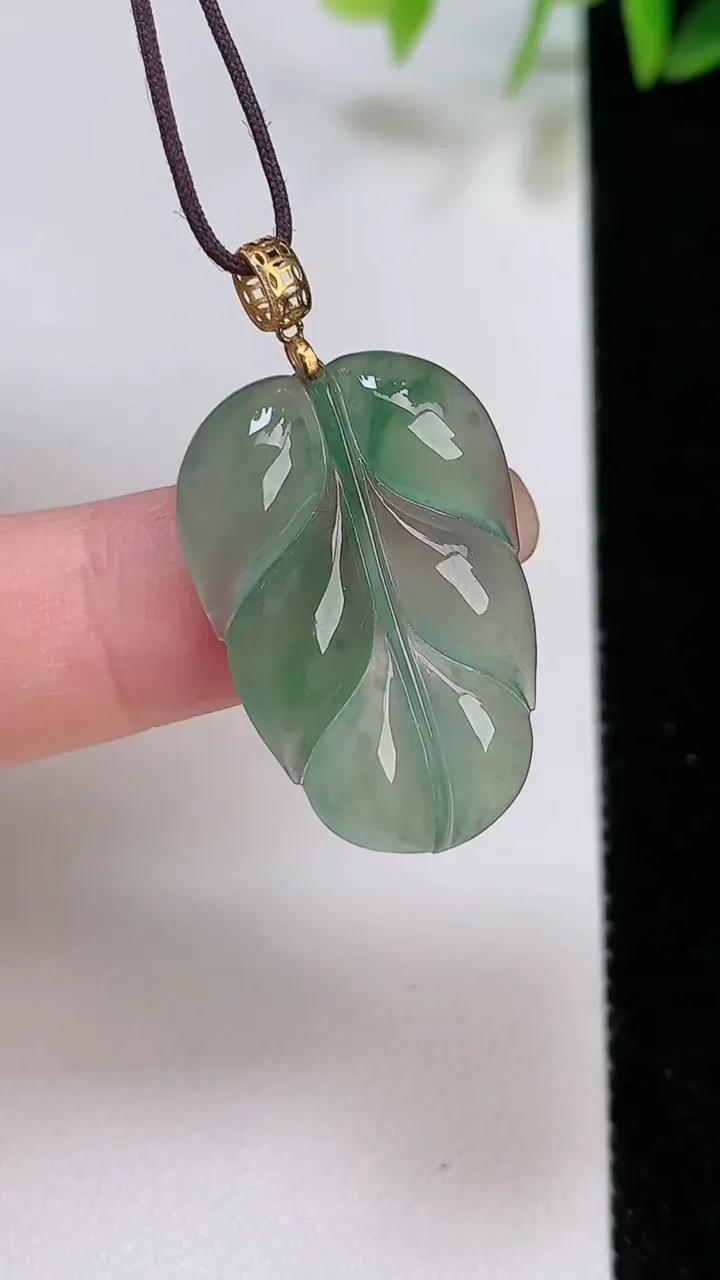 天然A货翡翠金枝玉叶 叶子吊坠，尺寸27-18-3.7，重:3.44g
8月5日