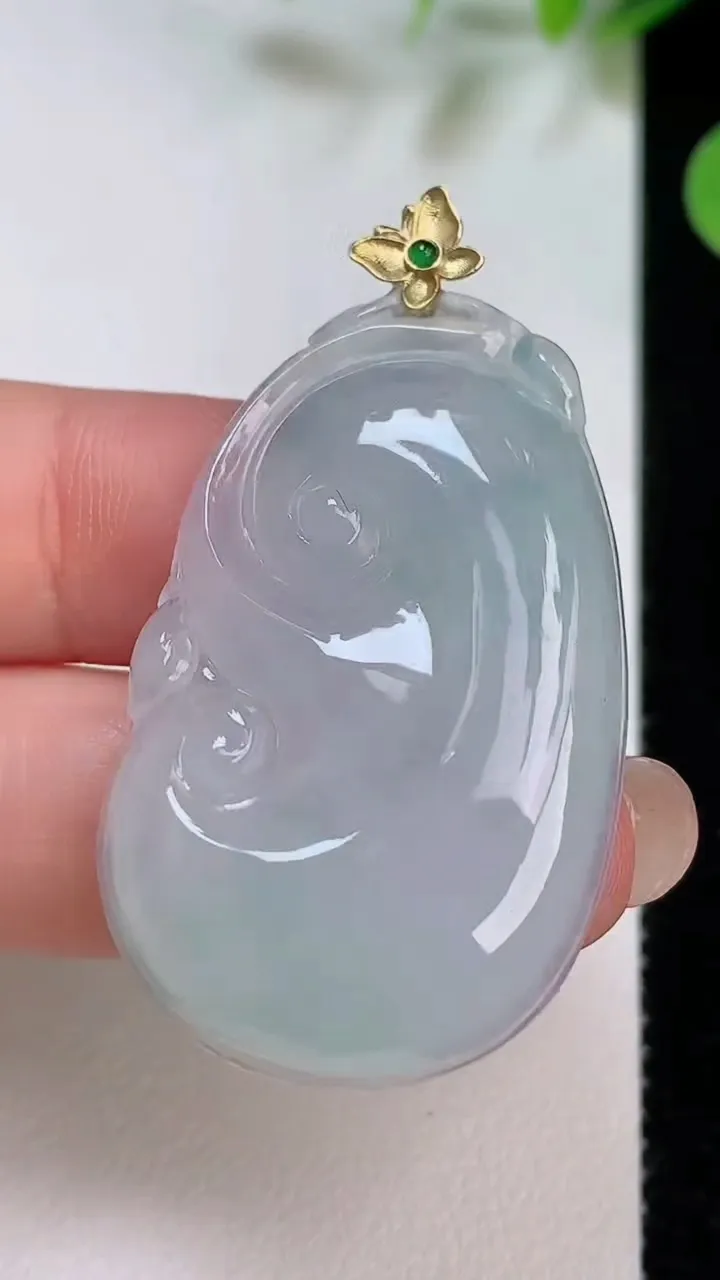 天然A货翡翠如意吊坠，尺寸42.8-25-5.5，重量:11.48g
8月6日