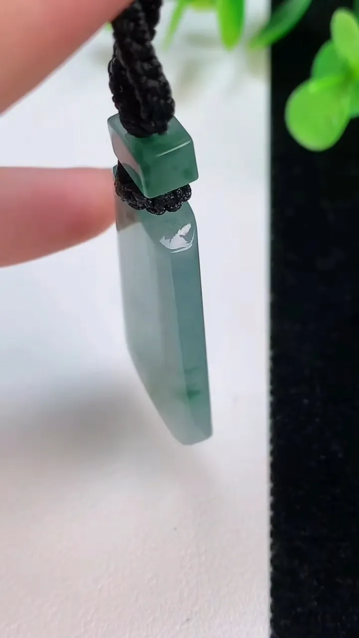 天然A货翡翠冰种飘花仿古无事牌吊坠，尺寸41-20.6-6，重量:16.77g
8月6日