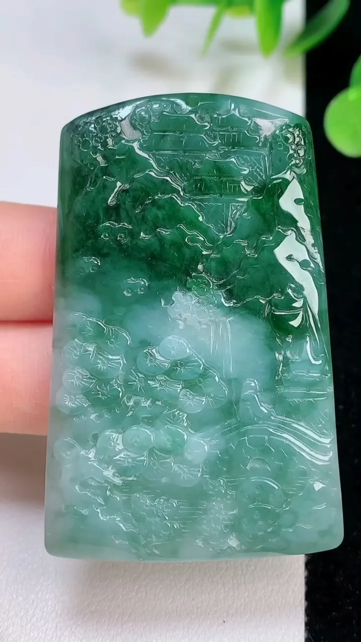 天然A货翡翠山水牌吊坠，尺寸57.7-37-5，重量:27.28g
8月6日