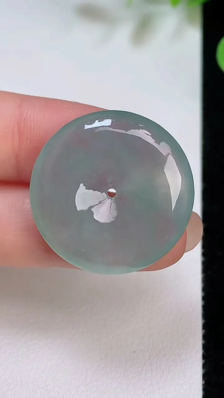 天然A货翡翠冰种飘花平安扣吊坠，尺寸27-5.6，重量:8.12g
8月6日