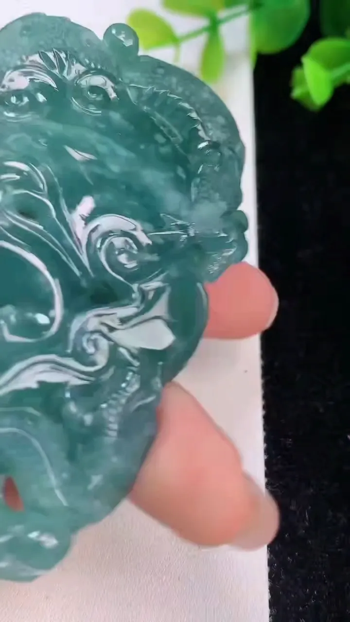 天然A货翡翠蓝水龙牌吊坠，尺寸78-45-13，重:72.26g
8月6日