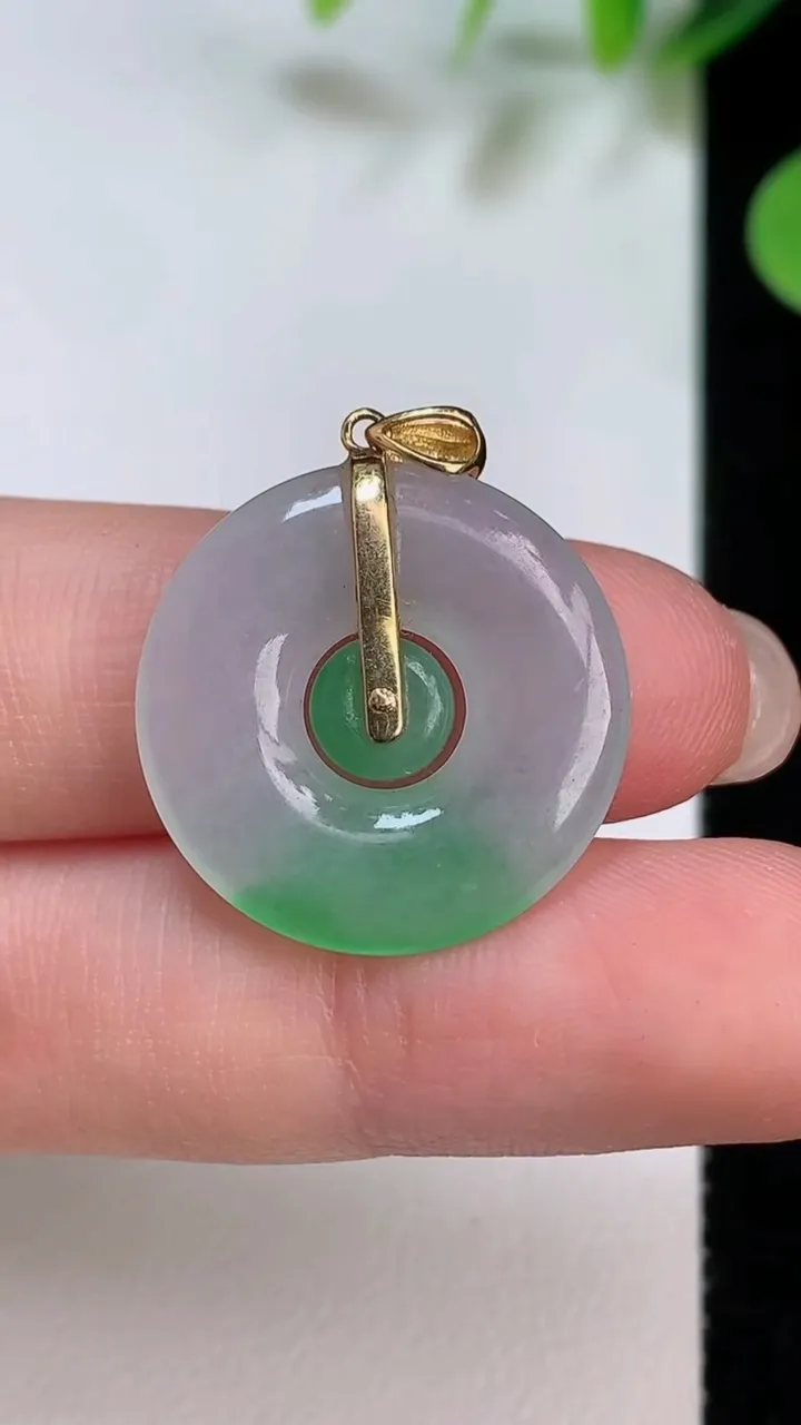 天然A货翡翠母子平安扣吊坠，尺寸21.4-4.4，重量:3.29g
8月6日