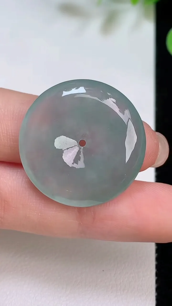 天然A货翡翠冰种飘花平安扣吊坠，尺寸27-5.6，重量:8.12g
8月6日