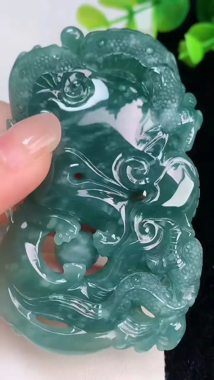 天然A货翡翠蓝水龙牌吊坠，尺寸78-45-13，重:72.26g
8月6日