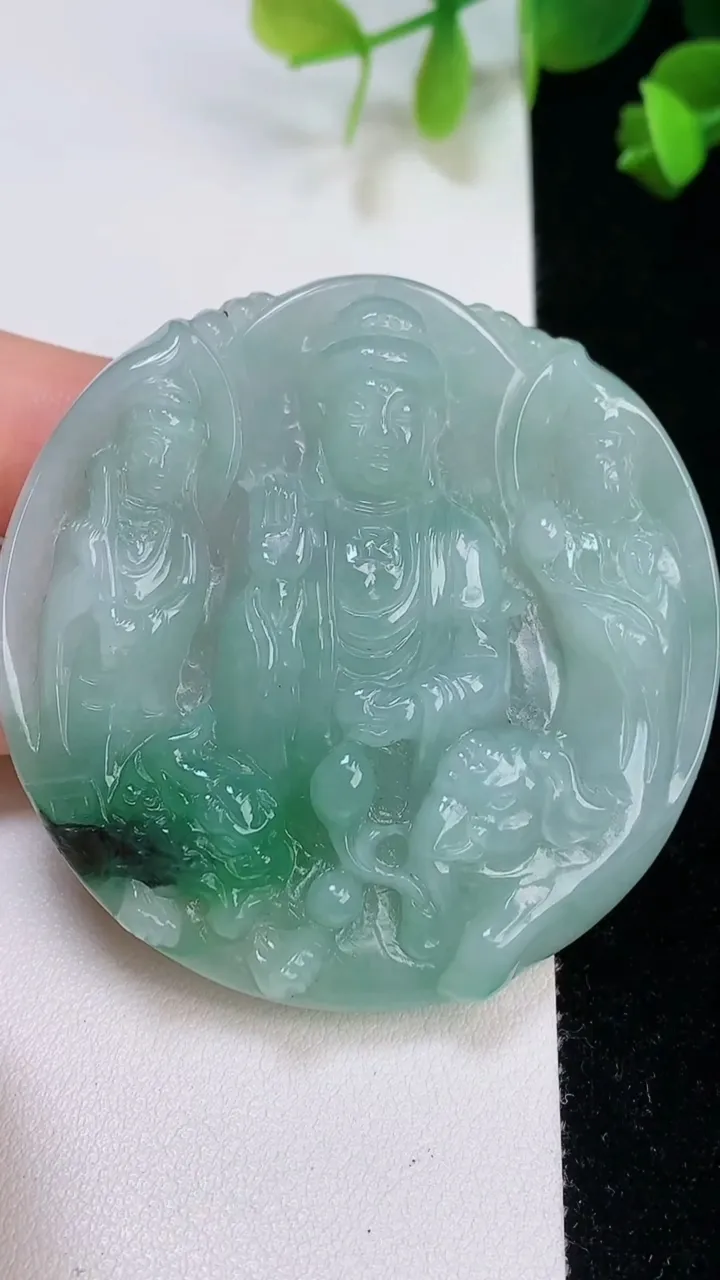 天然A货翡翠西方三圣吊坠，尺寸55.2-9.8，重:51.40g
8月6日