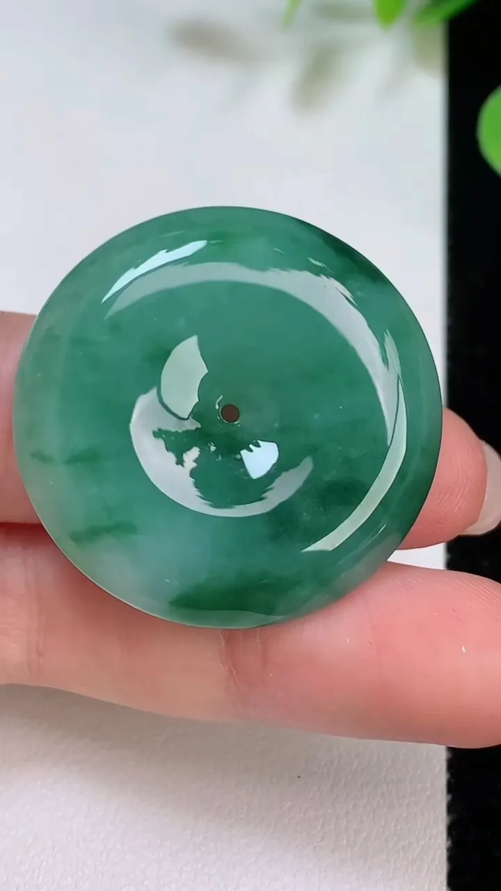 天然A货翡翠平安扣吊坠，尺寸32.4-6.8，重量:16.21g
8月6日