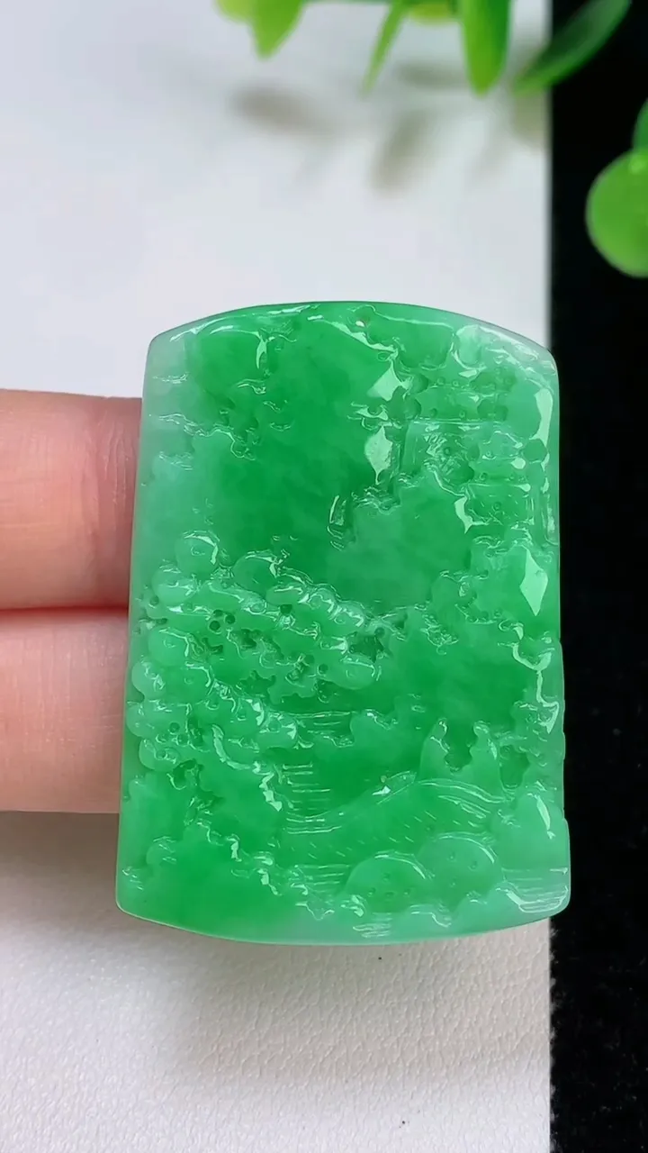 天然A货翡翠山水牌吊坠，尺寸44-30.3-4，重量:13.60g
8月6日