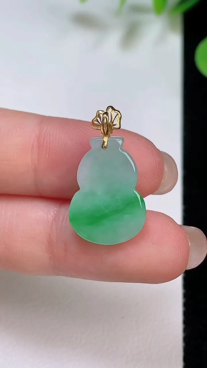 天然A货翡翠葫芦吊坠，尺寸18.6-13-5.4，重量:2.66g
8月6日