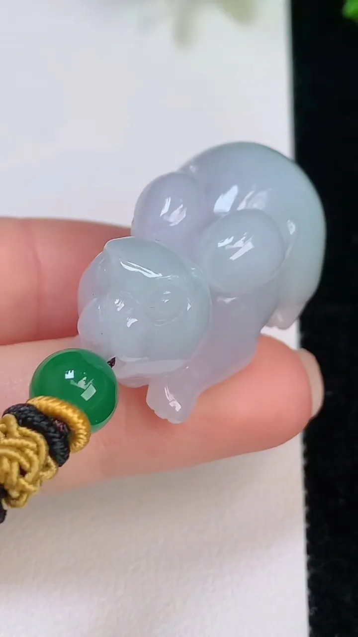 天然A货翡翠白冰生肖兔吊坠，尺寸38.8-21-17.6，重:33.68g
8月6日