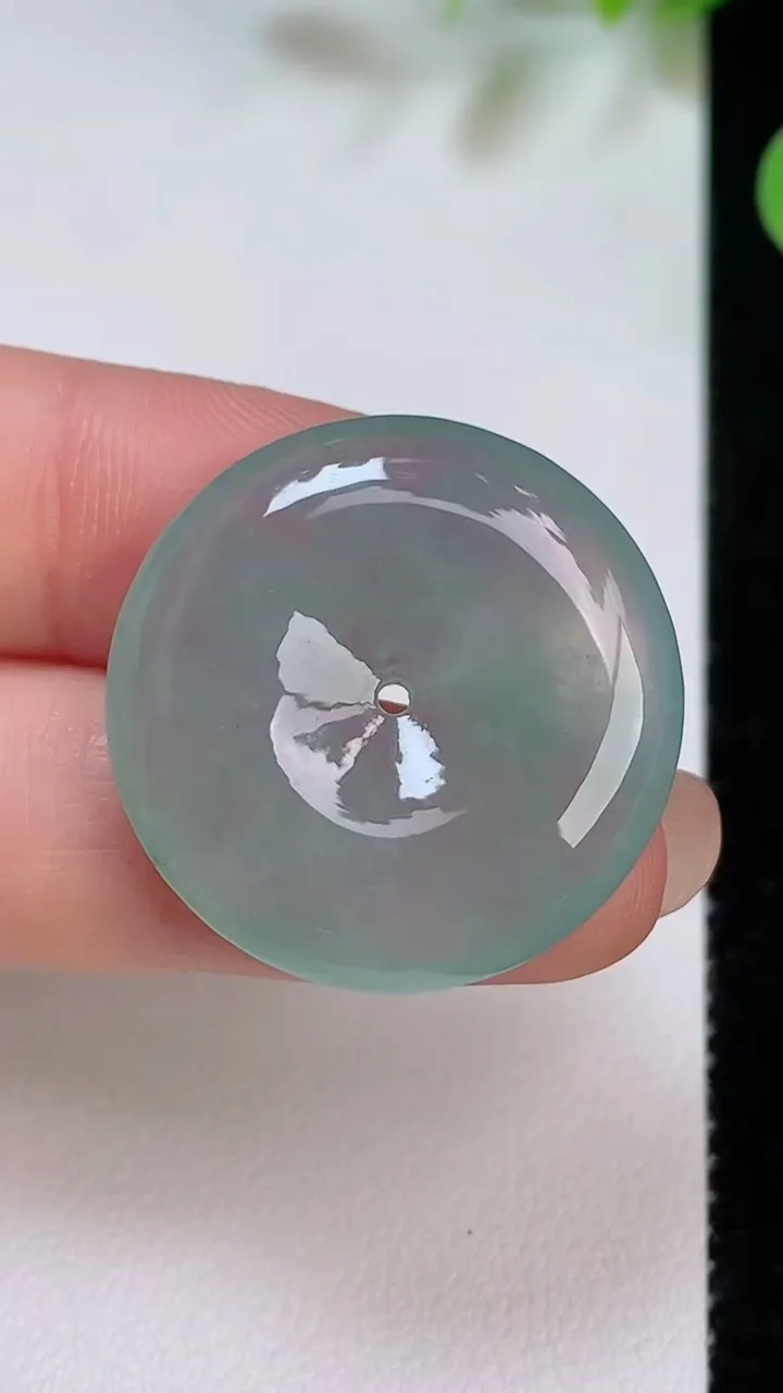 天然A货翡翠冰种飘花平安扣吊坠，尺寸27-5.6，重量:8.12g
8月6日