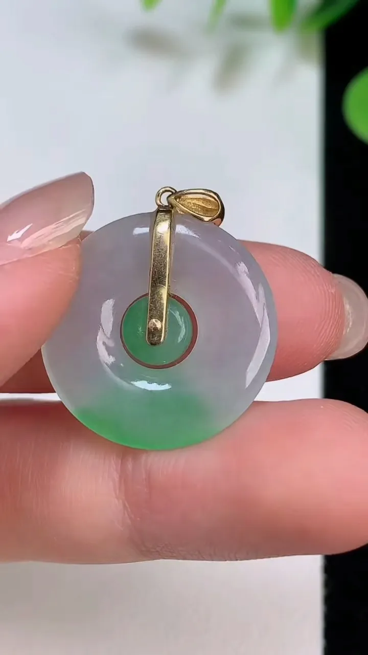 天然A货翡翠母子平安扣吊坠，尺寸21.4-4.4，重量:3.29g
8月6日