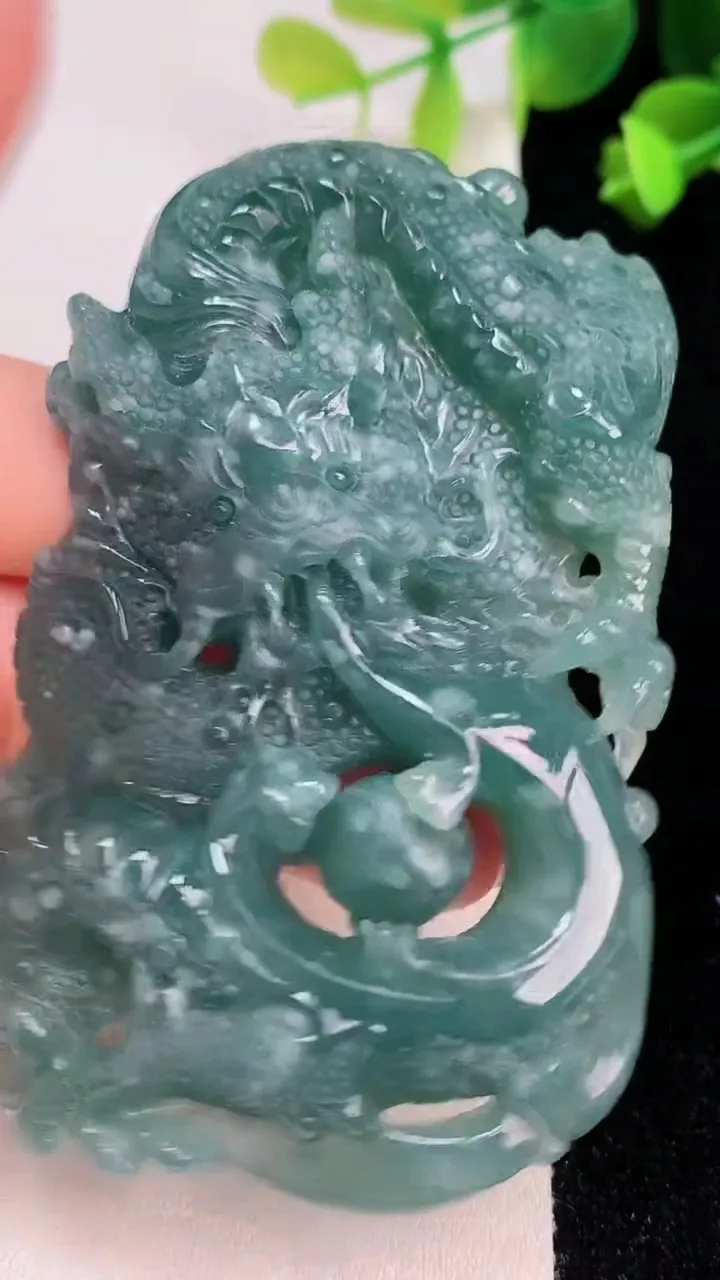 天然A货翡翠蓝水龙牌吊坠，尺寸78-45-13，重:72.26g
8月6日