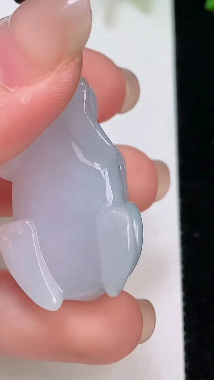 天然A货翡翠白冰生肖兔吊坠，尺寸38.8-21-17.6，重:33.68g
8月6日