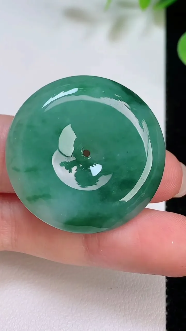 天然A货翡翠平安扣吊坠，尺寸32.4-6.8，重量:16.21g
8月6日