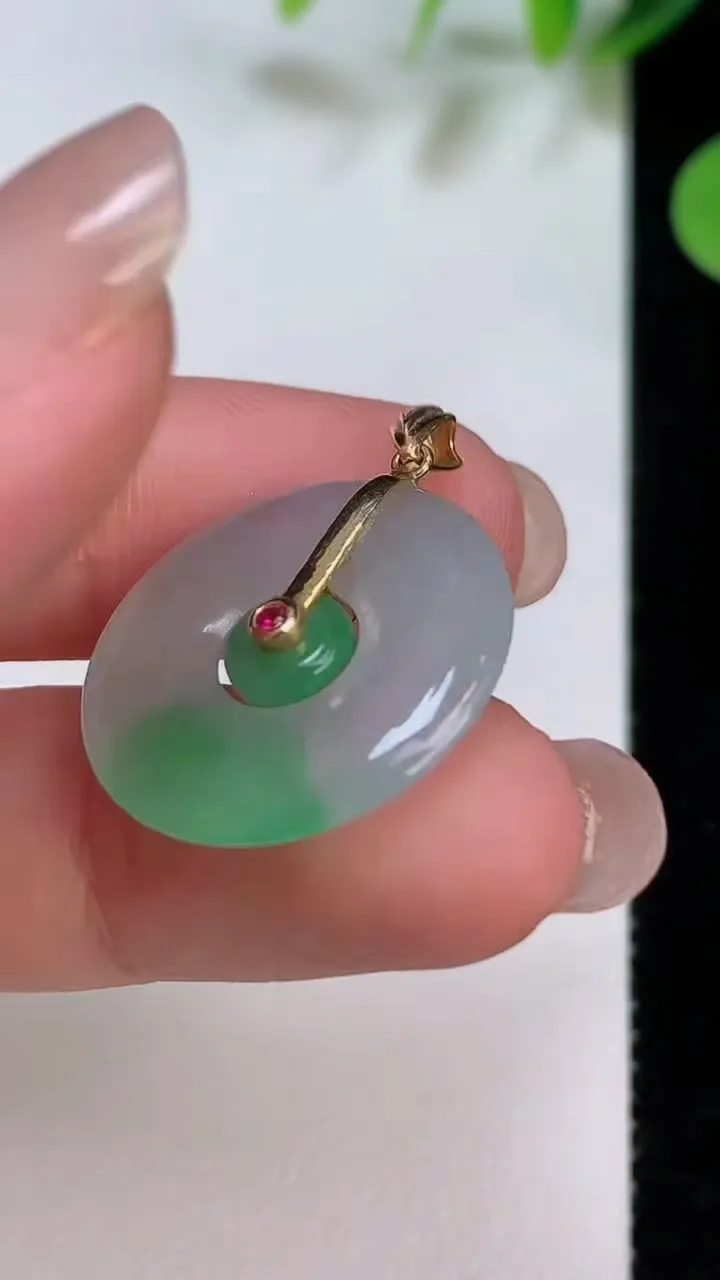 天然A货翡翠母子平安扣吊坠，尺寸21.4-4.4，重量:3.29g
8月6日