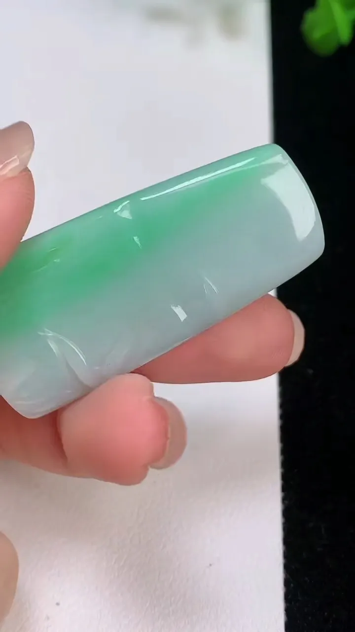 天然A货翡翠节节高升 竹节吊坠，尺寸45.8-21-5，重:11.93g
8月6日