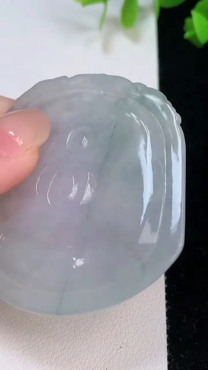 天然A货翡翠普贤菩萨吊坠，尺寸55.2-51.3-5.7，重:30.75g
8月6日