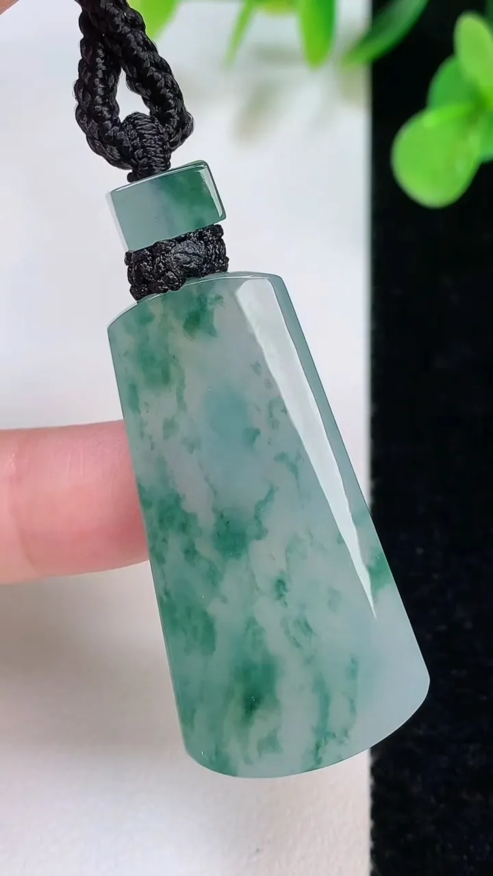 天然A货翡翠冰种飘花仿古无事牌吊坠，尺寸41-20.6-6，重量:16.77g
8月6日