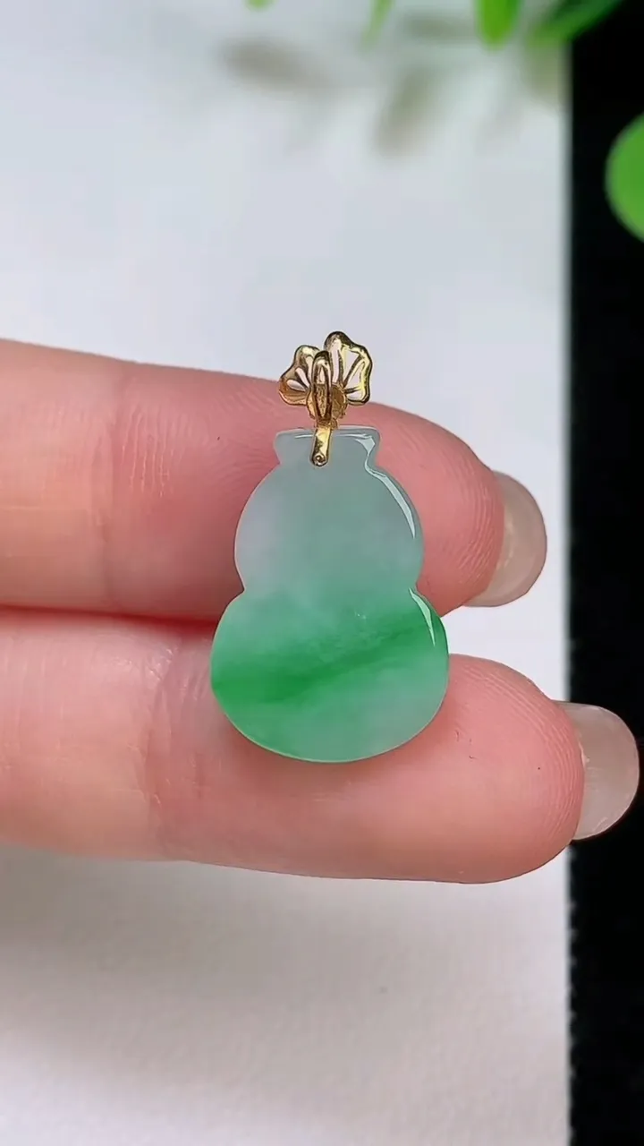 天然A货翡翠葫芦吊坠，尺寸18.6-13-5.4，重量:2.66g
8月6日