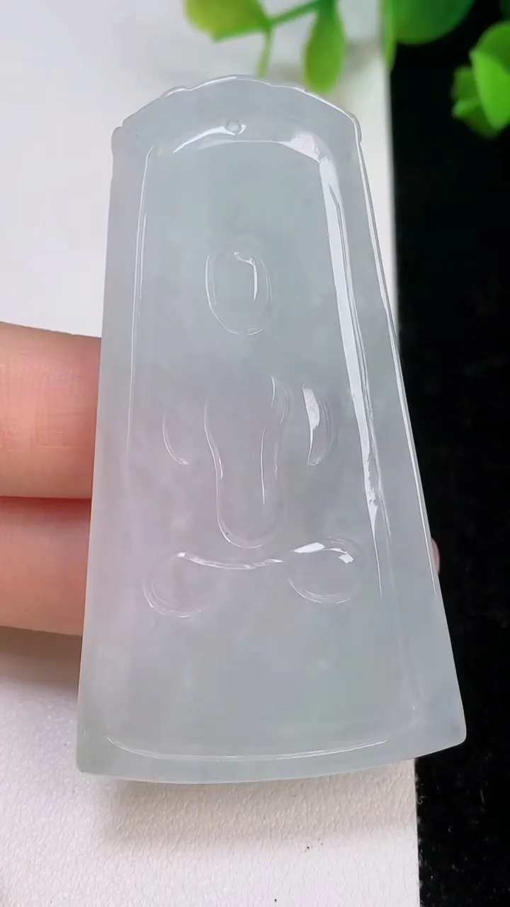 天然A货翡翠普贤菩萨吊坠，尺寸62.4-32-4.8，重量:20.82g
8月6日