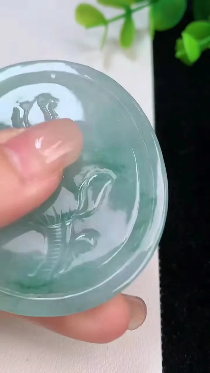 天然A货翡翠祥龙观音菩萨吊坠，尺寸56.7-50-7.6，重:41.48g
8月6日