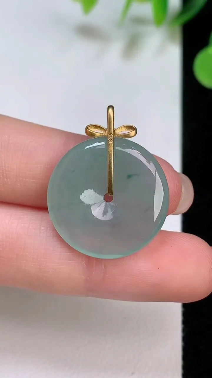 天然A货翡翠18k金飘花平安扣吊坠，尺寸21.6-3.8，重量:3.93g
8月6日