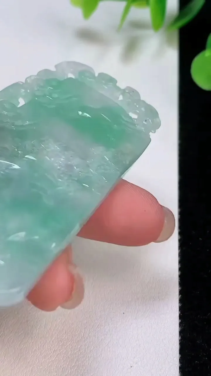 天然A货翡翠山水牌吊坠，尺寸67.3-39.7-6，重量:30.90g
8月6日