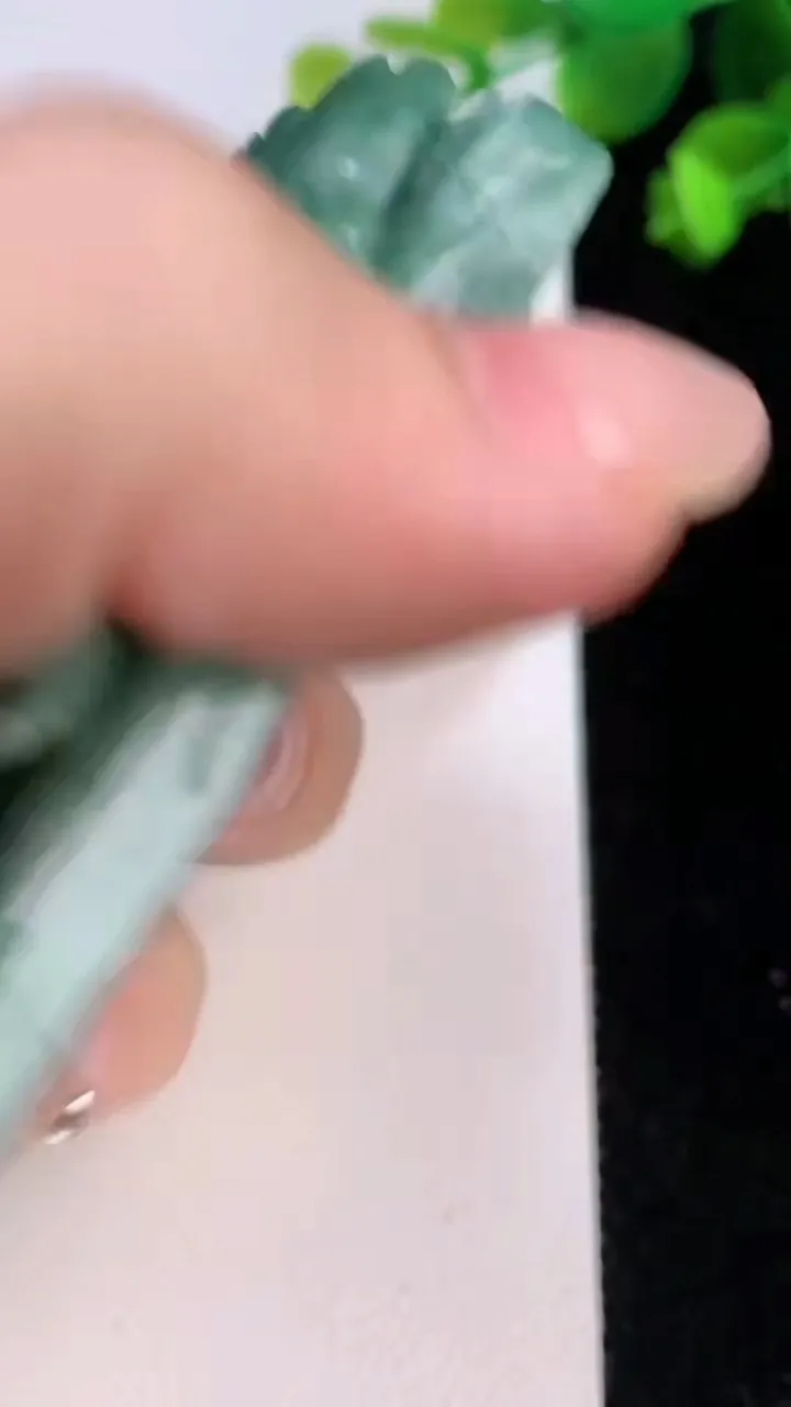 天然A货翡翠山水牌吊坠，尺寸76-57-15.2，重:125.63g
8月6日