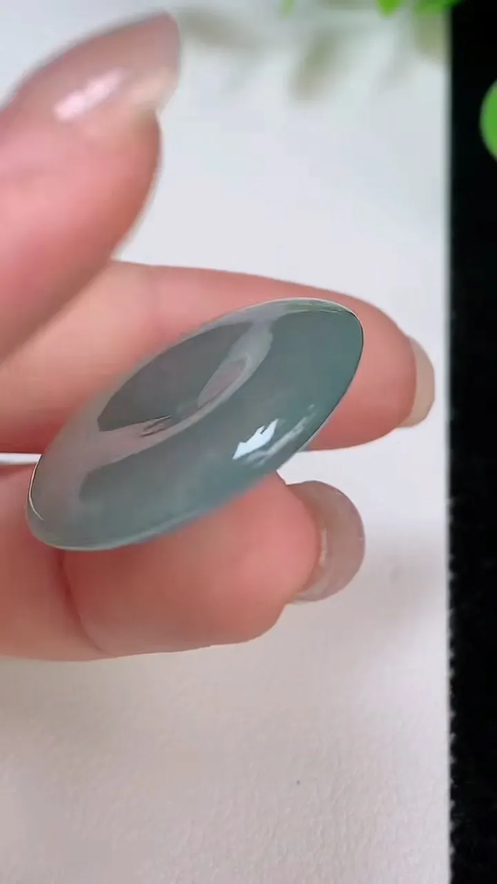 天然A货翡翠冰种飘花平安扣吊坠，尺寸27-5.6，重量:8.12g
8月6日