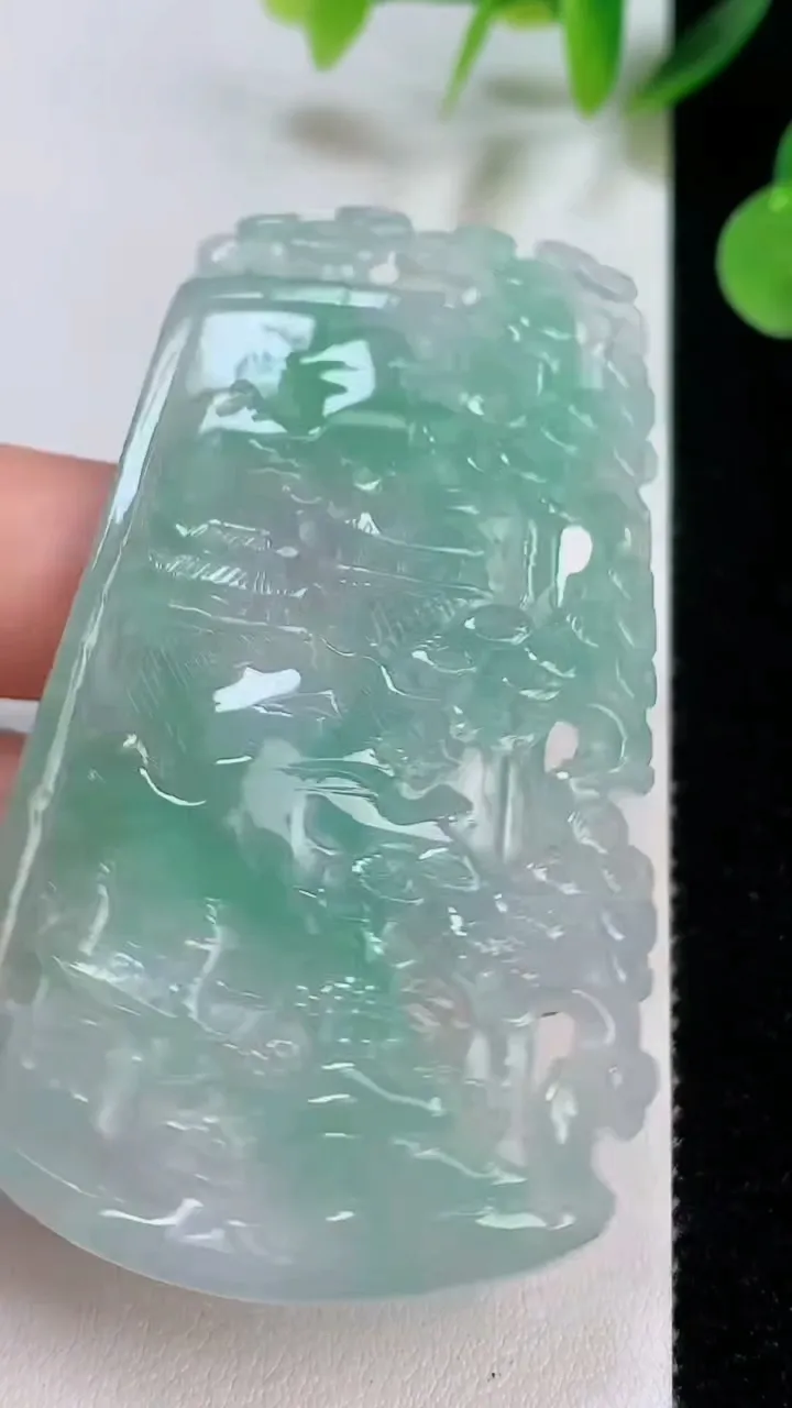 天然A货翡翠山水牌吊坠，尺寸67.3-39.7-6，重量:30.90g
8月6日