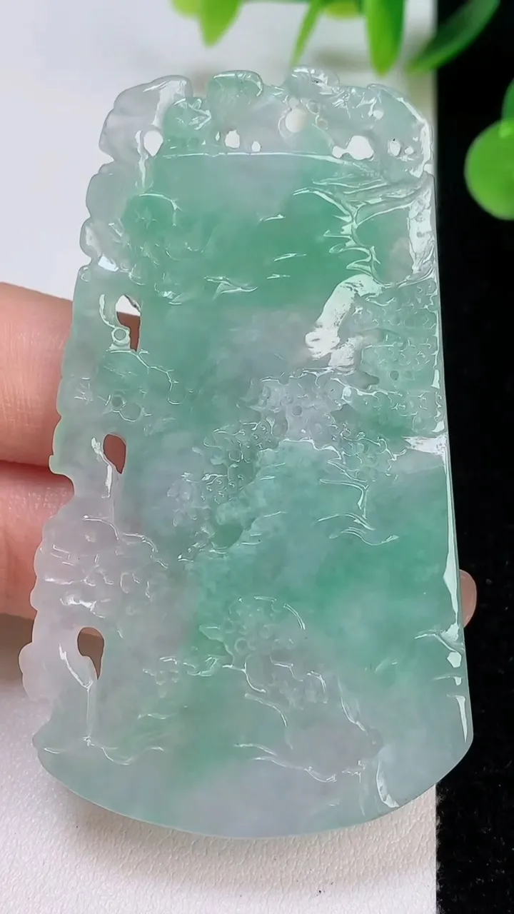 天然A货翡翠山水牌吊坠，尺寸67.3-39.7-6，重量:30.90g
8月6日