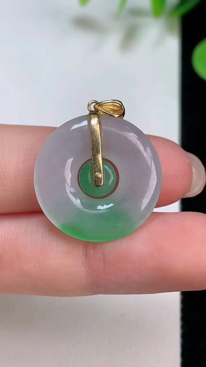 天然A货翡翠母子平安扣吊坠，尺寸21.4-4.4，重量:3.29g
8月6日