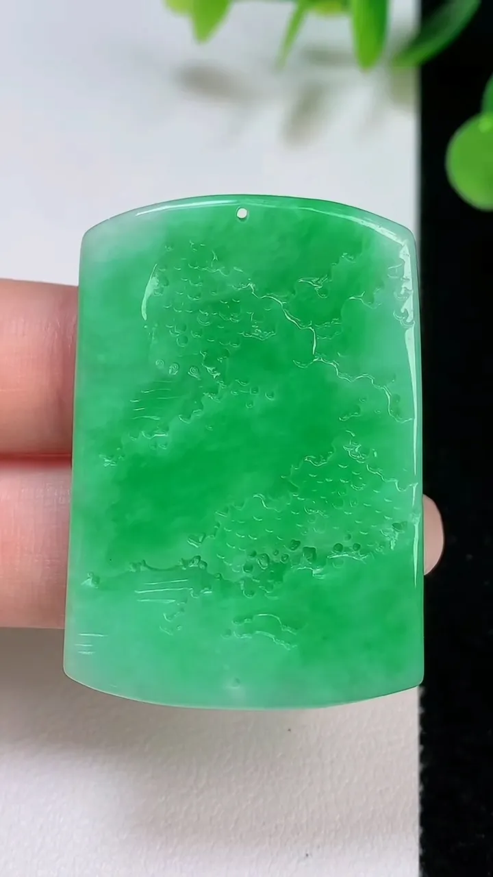 天然A货翡翠山水牌吊坠，尺寸44-30.3-4，重量:13.60g
8月6日