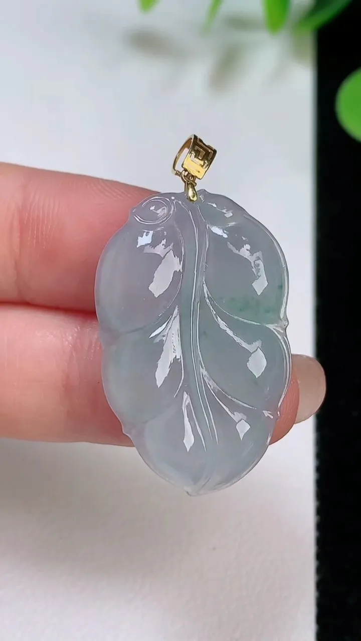 天然A货翡翠18k金飘花金枝玉叶 叶子吊坠，尺寸32.3-20-5，重量:5.96g
8月6日