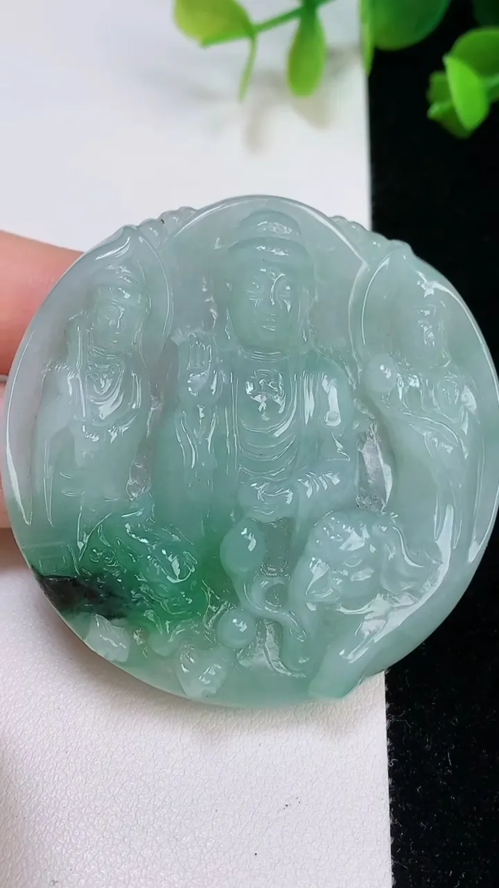 天然A货翡翠西方三圣吊坠，尺寸55.2-9.8，重:51.40g
8月6日