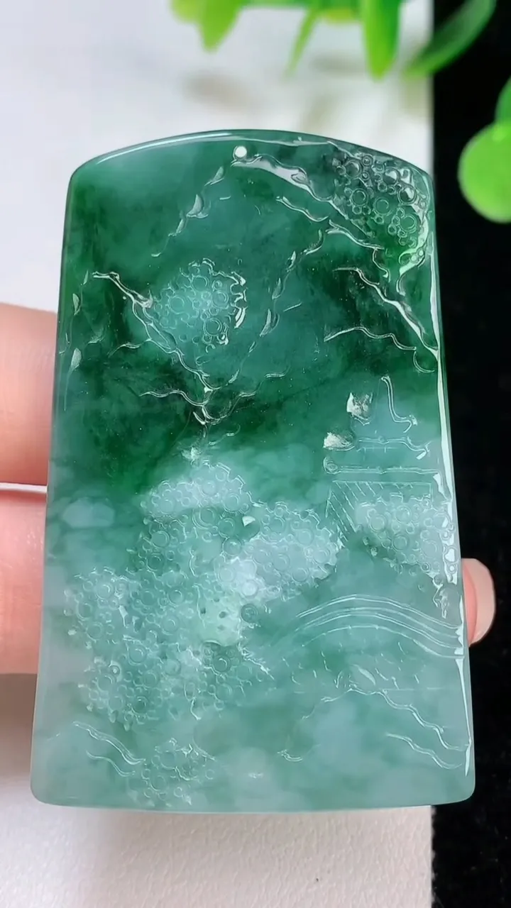 天然A货翡翠山水牌吊坠，尺寸57.7-37-5，重量:27.28g
8月6日