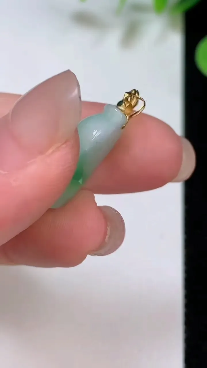 天然A货翡翠葫芦吊坠，尺寸18.6-13-5.4，重量:2.66g
8月6日