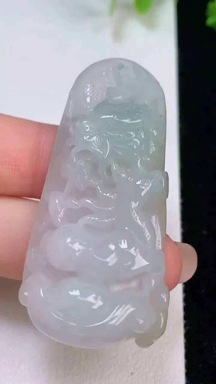 天然A货翡翠龙马精神吊坠，尺寸56-26-11.6，重:28.61g
8月6日