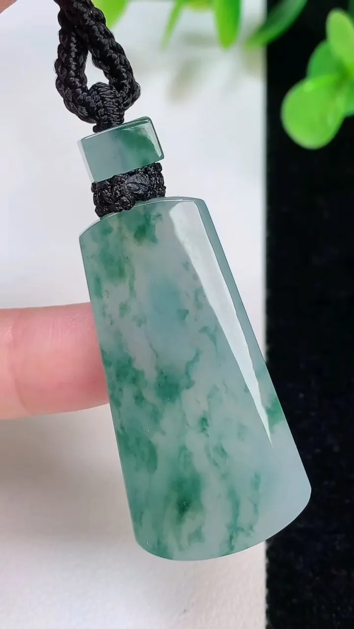 天然A货翡翠冰种飘花仿古无事牌吊坠，尺寸41-20.6-6，重量:16.77g
8月6日