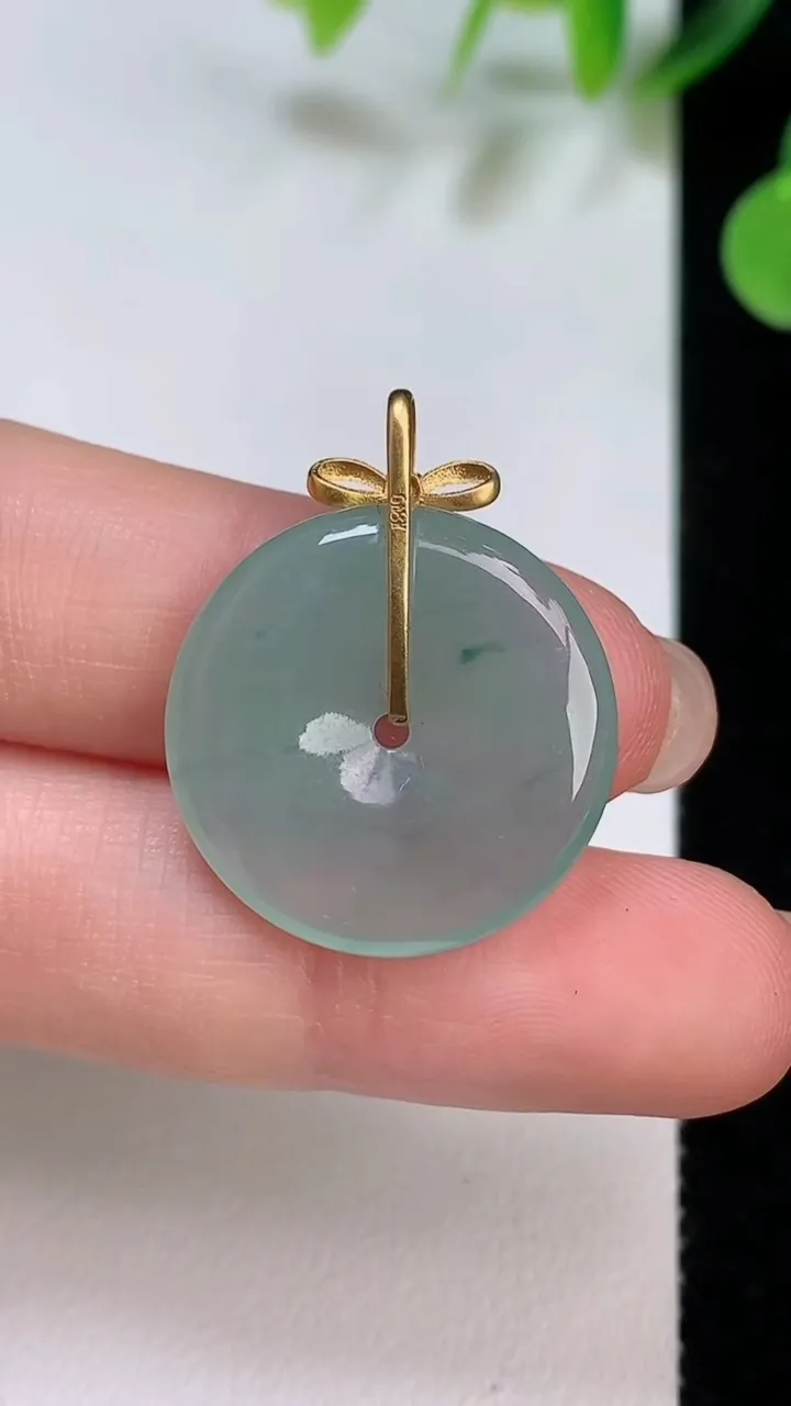 天然A货翡翠18k金飘花平安扣吊坠，尺寸21.6-3.8，重量:3.93g
8月6日
