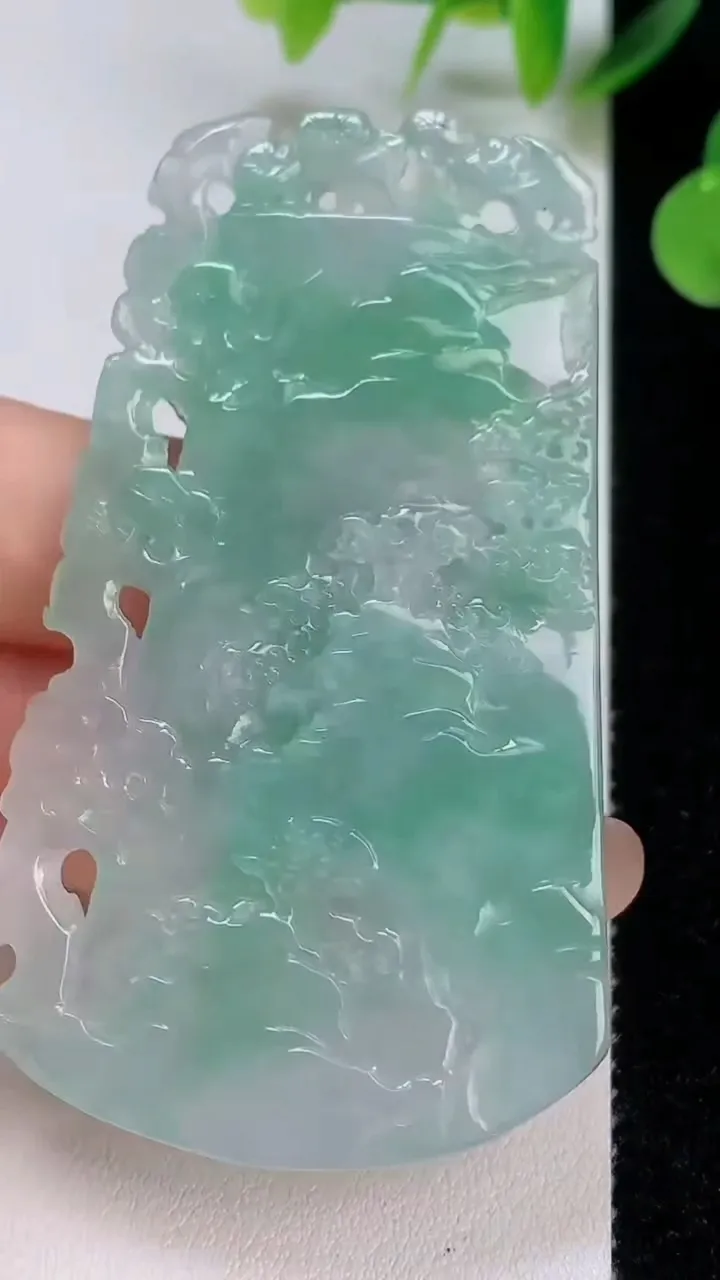 天然A货翡翠山水牌吊坠，尺寸67.3-39.7-6，重量:30.90g
8月6日