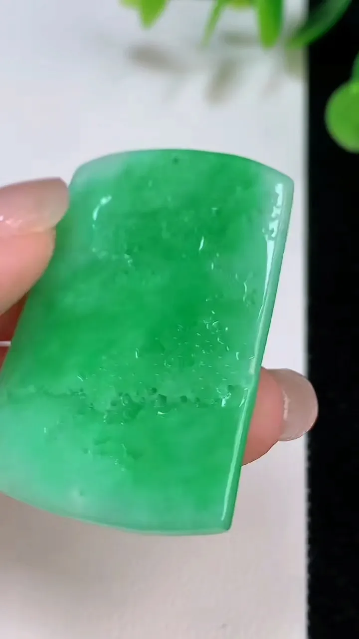天然A货翡翠山水牌吊坠，尺寸44-30.3-4，重量:13.60g
8月6日