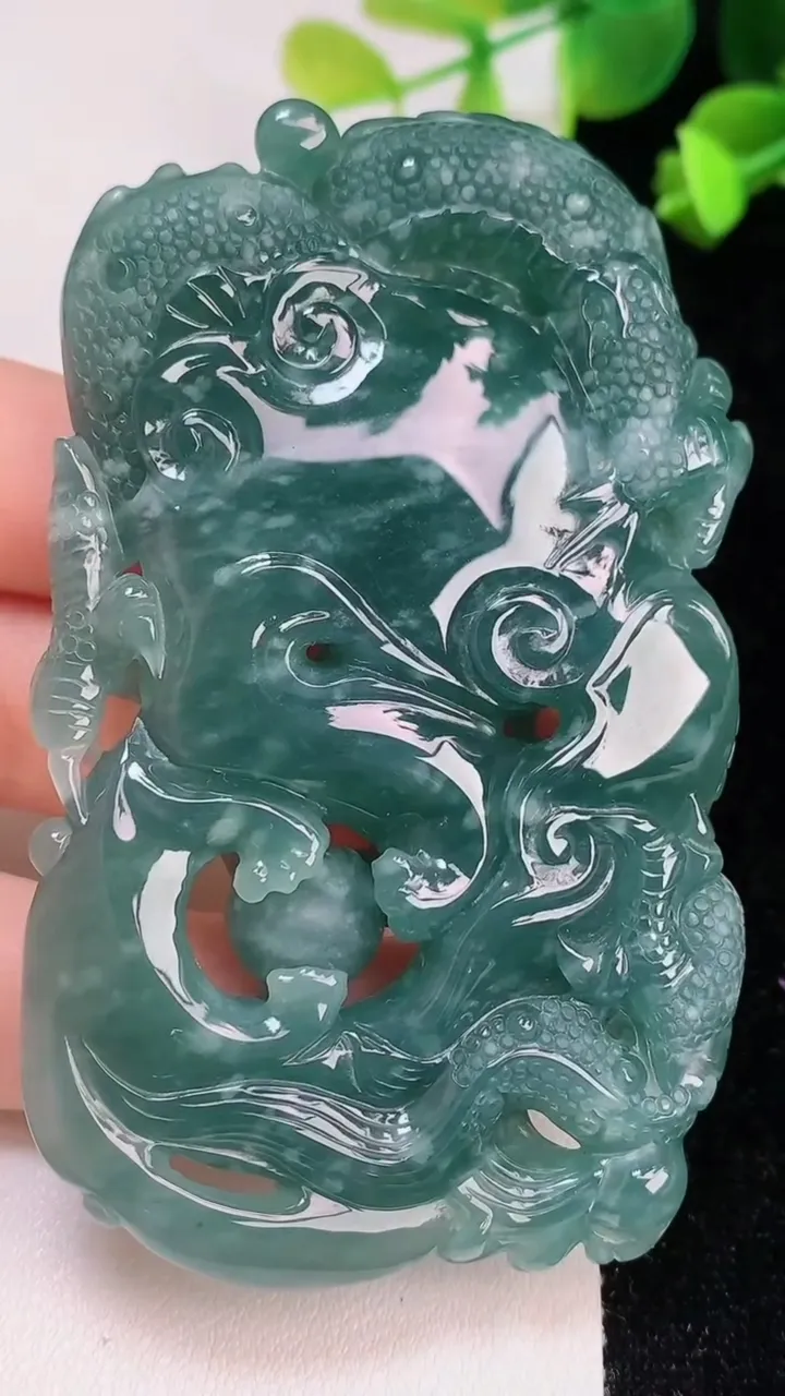 天然A货翡翠蓝水龙牌吊坠，尺寸78-45-13，重:72.26g
8月6日