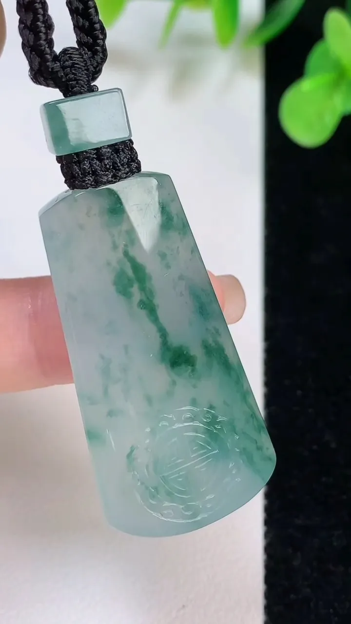 天然A货翡翠冰种飘花仿古无事牌吊坠，尺寸41-20.6-6，重量:16.77g
8月6日